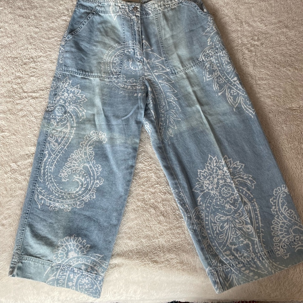 Cool and hip blue paisley capri pants by Chicos size 8 Woman’s or 1 in Chicos